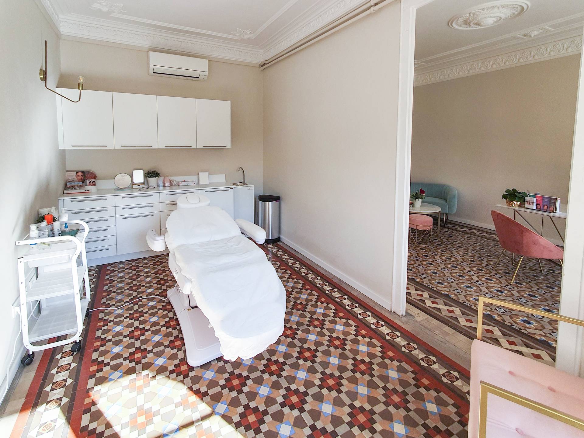 Sala de tratamiento estético con camilla y equipamiento